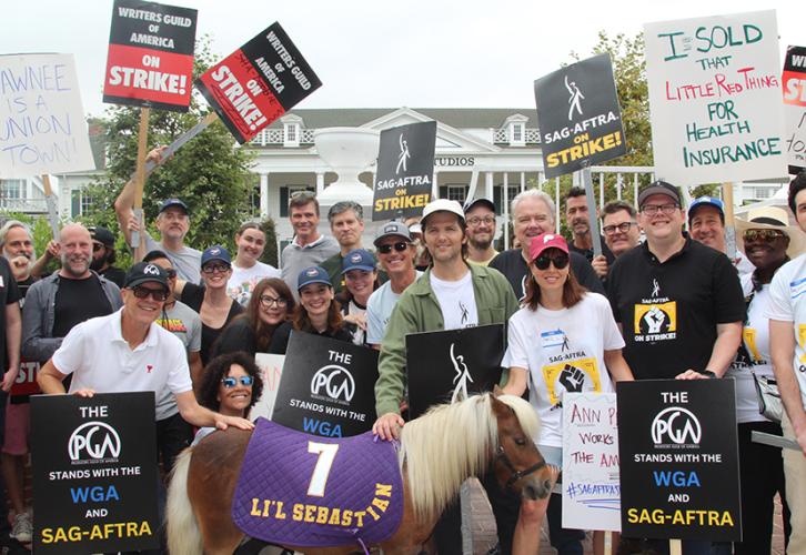 El Sindicato de Productores de Estados Unidos y el elenco y guionistas de Parques y Recreación están detrás de un pony, "El pequeño Sebastián", con carteles.
