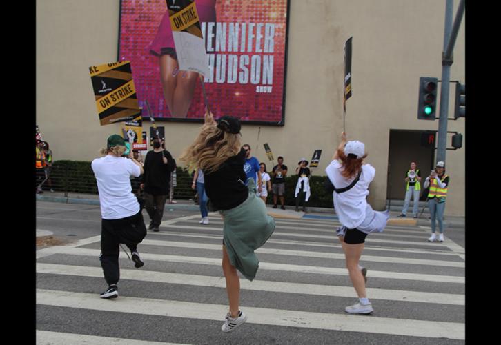 Los bailarines de SAG-AFTRA bailan en un paso de peatones en Warner Bros. el 10 de agosto.