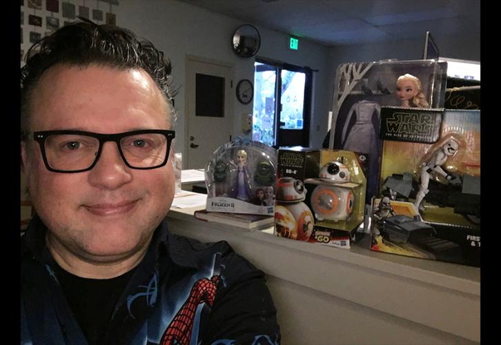 El presidente local de Seattle, Rik Deskin, hizo una donación a la fiesta infantil de la Agencia de Trabajo Puget Sound