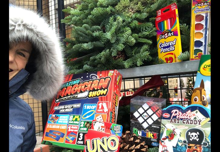La miembro de la Junta Nacional, Mary McDonald-Lewis, posa para una selfie con donaciones para la campaña de regalos navideños Presents from Partners.