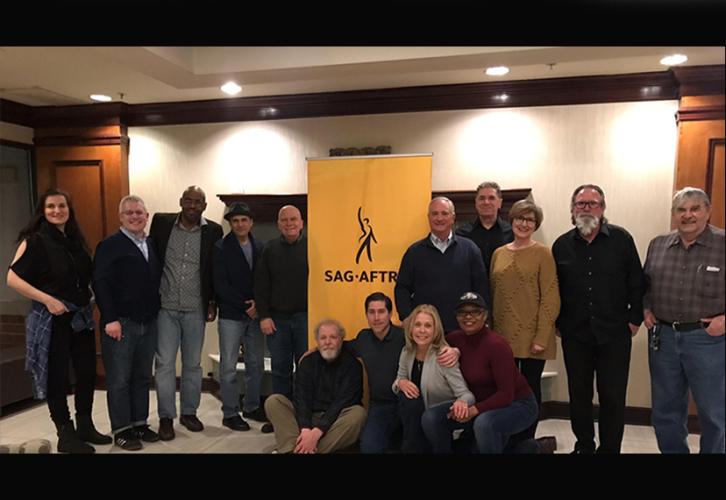Foto grupal de miembros con sede en Cleveland con pancarta SAG-AFTRA en el centro del fondo.