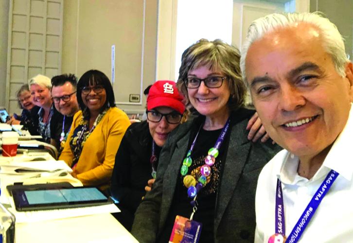 Robert Fuentes con compañeros delegados en la convención SAG-AFTRA.