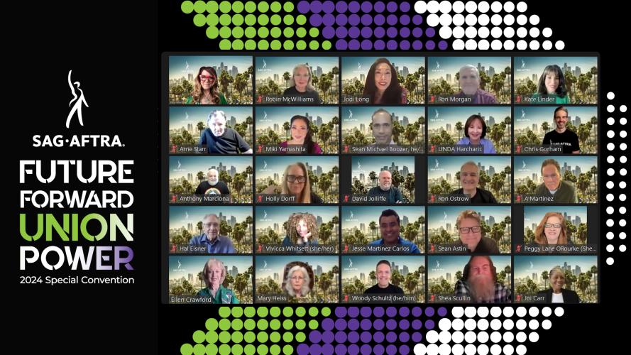 Una captura de pantalla de 25 personas sonrientes sobre un fondo con un galón verde, morado y blanco. El logotipo y el texto de SAG-AFTRA a la izquierda dicen "Convención especial Future Forward Union Power 2024". “Union Power” tiene un degradado de color verde, blanco y morado.
