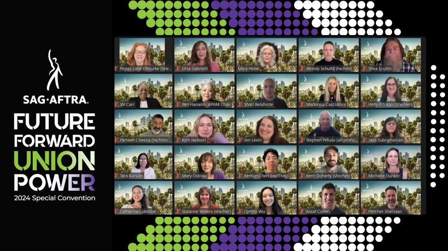 Una captura de pantalla de 25 personas sonrientes sobre un fondo con un galón verde, morado y blanco. El logotipo y el texto de SAG-AFTRA a la izquierda dicen "Convención especial Future Forward Union Power 2024". “Union Power” tiene un degradado de color verde, blanco y morado.