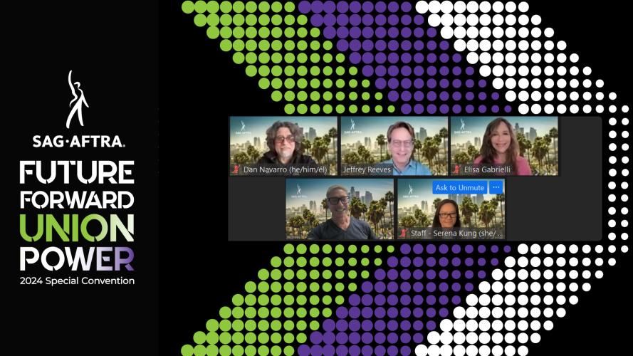 Una captura de pantalla de cinco personas sonrientes sobre un fondo con un galón verde, morado y blanco. El logotipo y el texto de SAG-AFTRA a la izquierda dicen "Convención especial Future Forward Union Power 2024". “Union Power” tiene un degradado de color verde, blanco y morado.