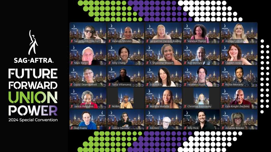 Una captura de pantalla de 25 personas sonrientes sobre un fondo con un galón verde, morado y blanco. El logotipo y el texto de SAG-AFTRA a la izquierda dicen "Convención especial Future Forward Union Power 2024". “Union Power” tiene un degradado de color verde, blanco y morado.