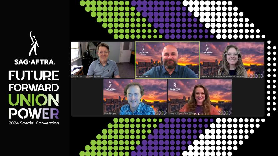 Una captura de pantalla de 5 personas sonrientes sobre un fondo con un galón verde, morado y blanco. El logotipo y el texto de SAG-AFTRA a la izquierda dicen "Convención especial Future Forward Union Power 2024". “Union Power” tiene un degradado de color verde, blanco y morado.