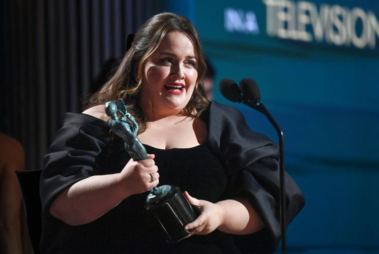 Jessica Gunning is on stage. She holds the SAG Awards statuette. 