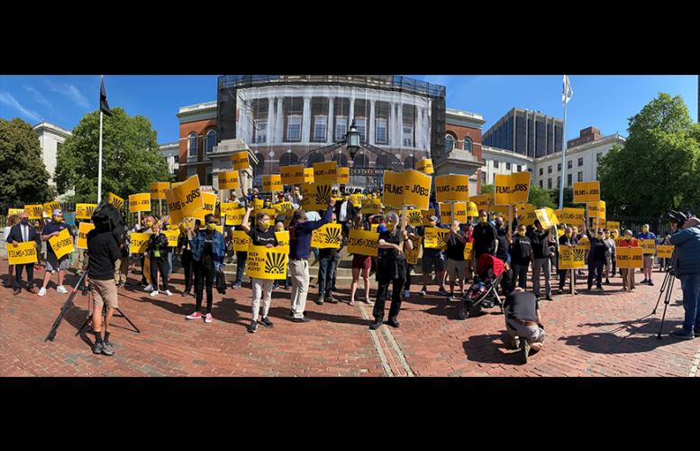 Miembros de los sindicatos SAG-AFTRA de Nueva Inglaterra, Teamsters e IATSE afuera de la Casa del Estado de Massachusetts el 25 de mayo.