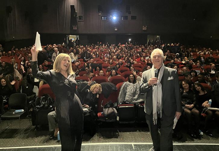 Hammel y Baron están en el escenario con el público al fondo.
