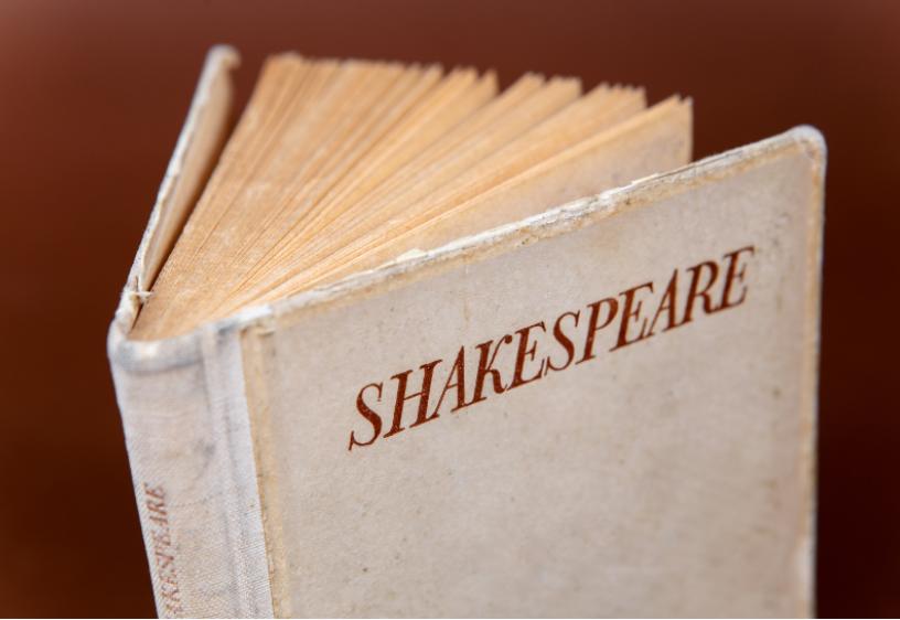 Un libro de Shakespeare.