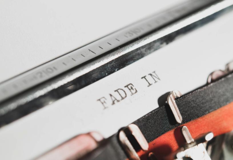 Una imagen de las palabras 'Fade In' escritas en una máquina de escribir.