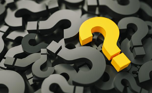 Pila de signos de interrogación negros con un signo de interrogación amarillo al frente y al centro