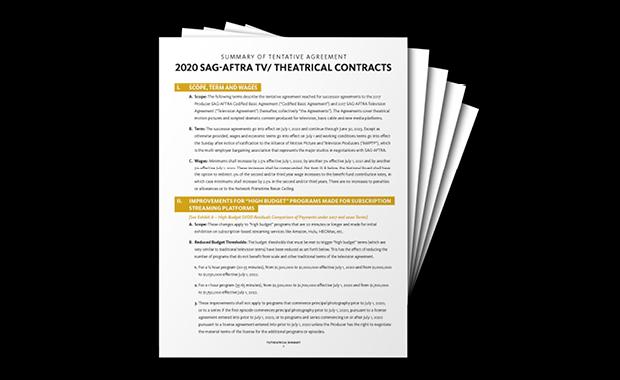 "Resumen de contratos tentativos de televisión / teatro SAG-AFTRA 2020" sobre montones de papeles desplegados sobre un fondo negro