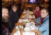 Un grupo diverso de hombres y mujeres se sienta a desayunar en un restaurante. Frente a la cámara, los miembros del grupo dan grandes sonrisas. Un grupo diverso de hombres y mujeres se sienta a desayunar en un restaurante. Frente a la cámara, los miembros del grupo dan grandes sonrisas.