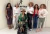 Seis mujeres diversas posan para una foto grupal. Detrás de ellas, en una pared, se encuentra el logotipo de SAG-AFTRA.