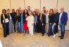 Un grupo grande y diverso de personas dentro de un espacio de reunión anodino.